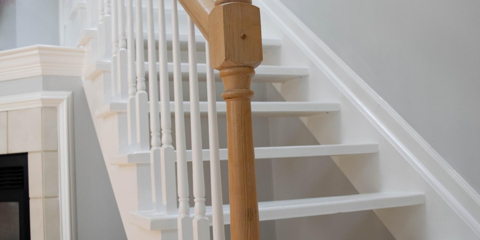 witte houten trap schoonmaken